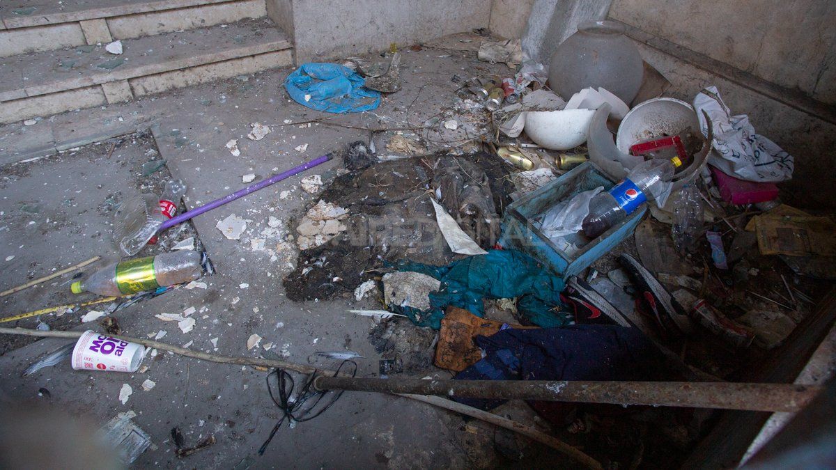 Desde la peatonal se puede ver basura en el interior del edificio Ritz.