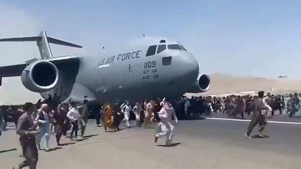 Miles de afganos intentan huir en el aeropuerto de Kabul, por la toma de poder de los talibanes.