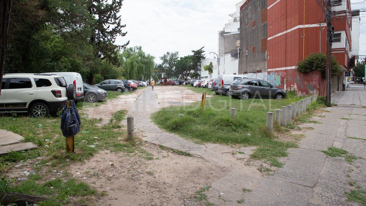 El terreno del ferrocarril en donde funciona un estacionamiento ilegal.
