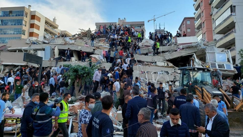 El sismo que afectó esta mañana habría provocado el colapso de al menos 20 edificios en Izmir, una de las ciudades más grandes de Turquía. Foto: internet