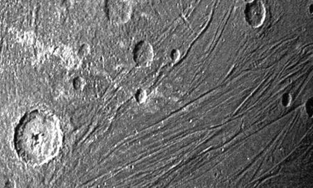 La foto muestra detalles de cráteres y terrenos claros y oscuros. La foto muestra detalles de cráteres y terrenos claros y oscuros.