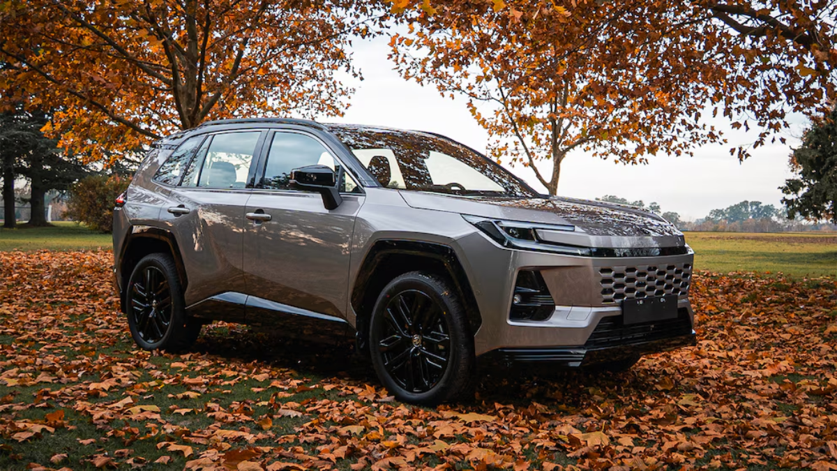 La versión GR Sport del RAV4 tiene suspensiones y dirección con un ajuste diferente y una mayor rigidez estructural para favorecer la conducción deportiva. La versión GR Sport del RAV4 tiene suspensiones y dirección con un ajuste diferente y una mayor rigidez estructural para favorecer la conducción deportiva.