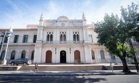 Docentes y no docentes reclaman por el retraso salarial en medio de la crisis universitaria actual. Docentes y no docentes reclaman por el retraso salarial en medio de la crisis universitaria actual.