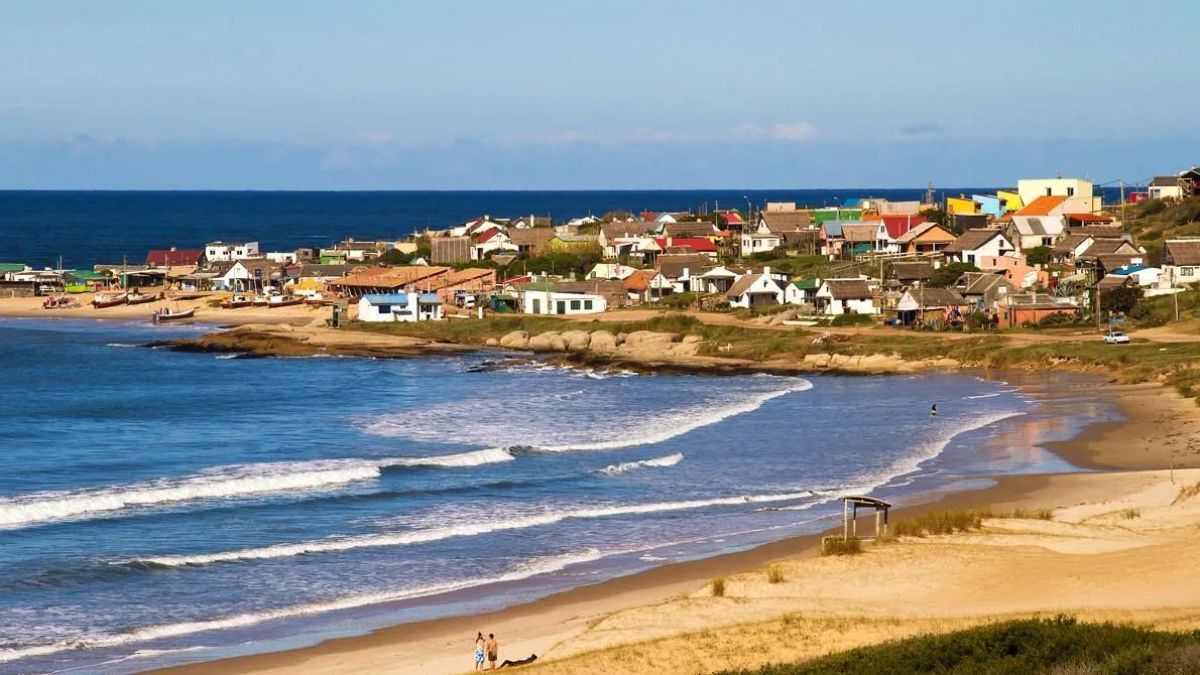 Punta del Diablo sorprende con playas amplias, barcas de pescadores y una atmósfera bohemia frente al océano. Punta del Diablo sorprende con playas amplias, barcas de pescadores y una atmósfera bohemia frente al océano.