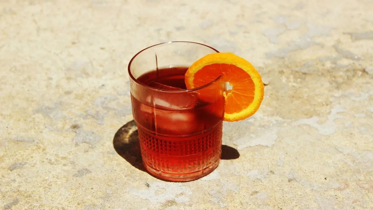 Una versión renovada del vermú porteño, con soda fría, naranja y un toque aromático de chai. Una versión renovada del vermú porteño, con soda fría, naranja y un toque aromático de chai.