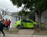 El poste de alumbrado público cayó sobre el techo del remís tras el violento impacto en la esquina de Freyre y Gorostiaga. El poste de alumbrado público cayó sobre el techo del remís tras el violento impacto en la esquina de Freyre y Gorostiaga.