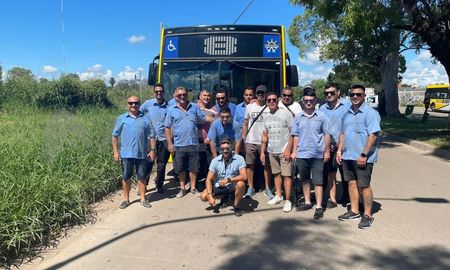 Los choferes de la línea 8 pararon el servicio durante dos horas por una asamblea, tras los graves hechos de inseguridad sufridos. Los choferes de la línea 8 pararon el servicio durante dos horas por una asamblea, tras los graves hechos de inseguridad sufridos.