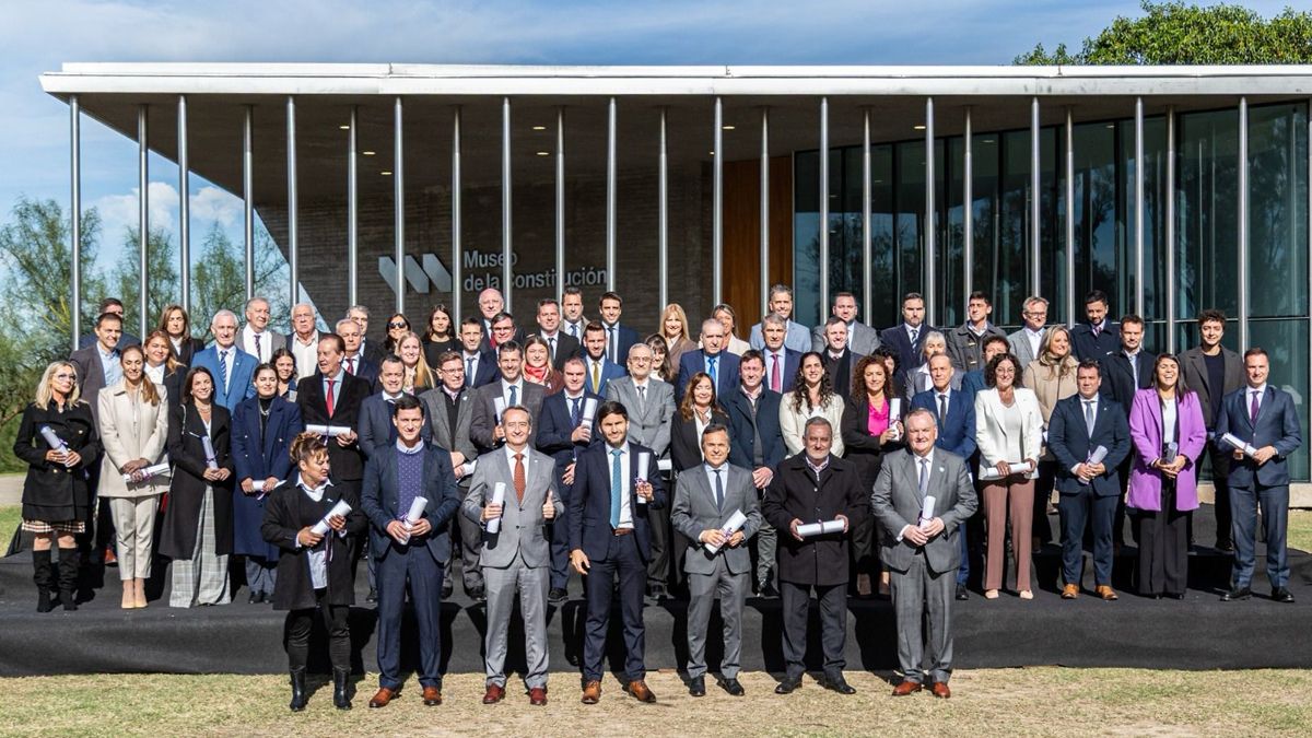 Los 69 convencionales reformadores posaron con sus diplomas tras el acto oficial en el Museo de la Constitución.