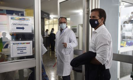 El presidente de Uruguay, Lacalle Pou, aprobó la inoculación con una tercera dosis a un sector de la población. El presidente de Uruguay, Lacalle Pou, aprobó la inoculación con una tercera dosis a un sector de la población.