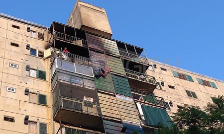 Los bomberos terminaron de apagar el fuego que se expandió por dos balcones de la torre 10 del barrio El Pozo. Los bomberos terminaron de apagar el fuego que se expandió por dos balcones de la torre 10 del barrio El Pozo.