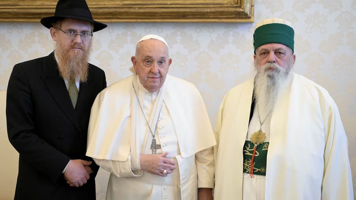El papa Francisco junto al líder de la comunidad Bektashi di Tirana, Haji Dede Edmond Brahimaj. El papa Francisco junto al líder de la comunidad Bektashi di Tirana, Haji Dede Edmond Brahimaj. 