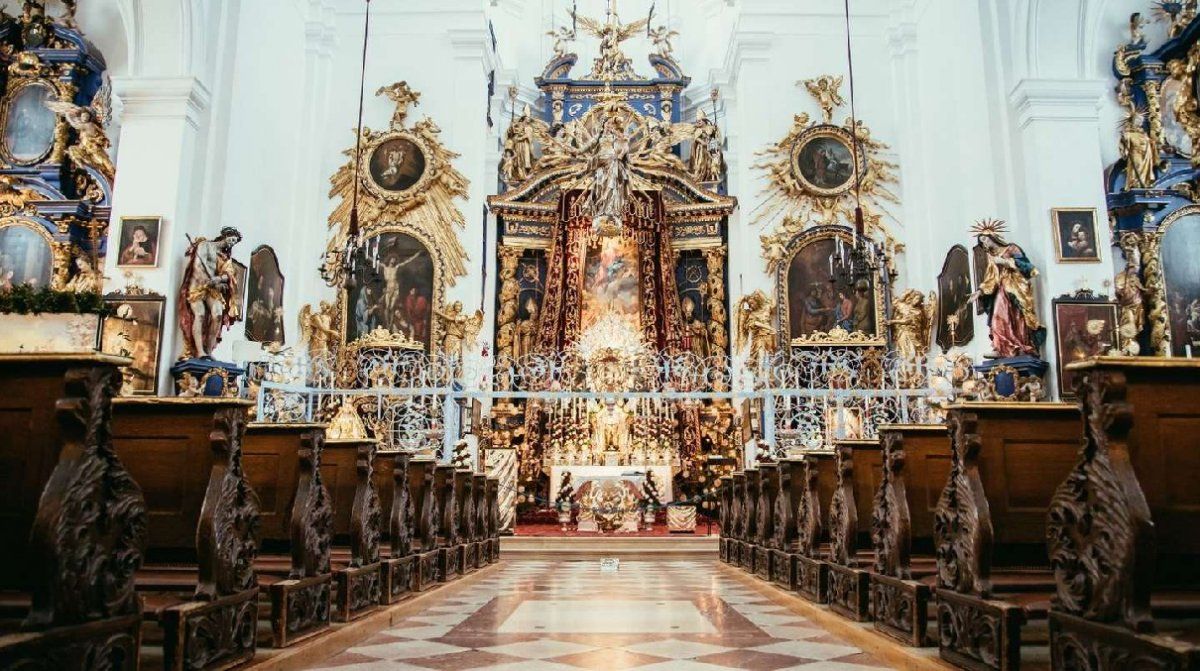 Una pareja tuvo sexo en un altar