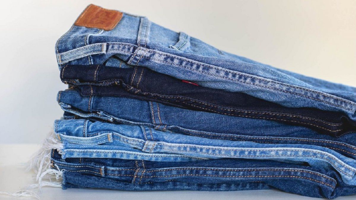 Joven propone lavar los jeans en el congelador para proteger las prendas y el medio ambiente.
