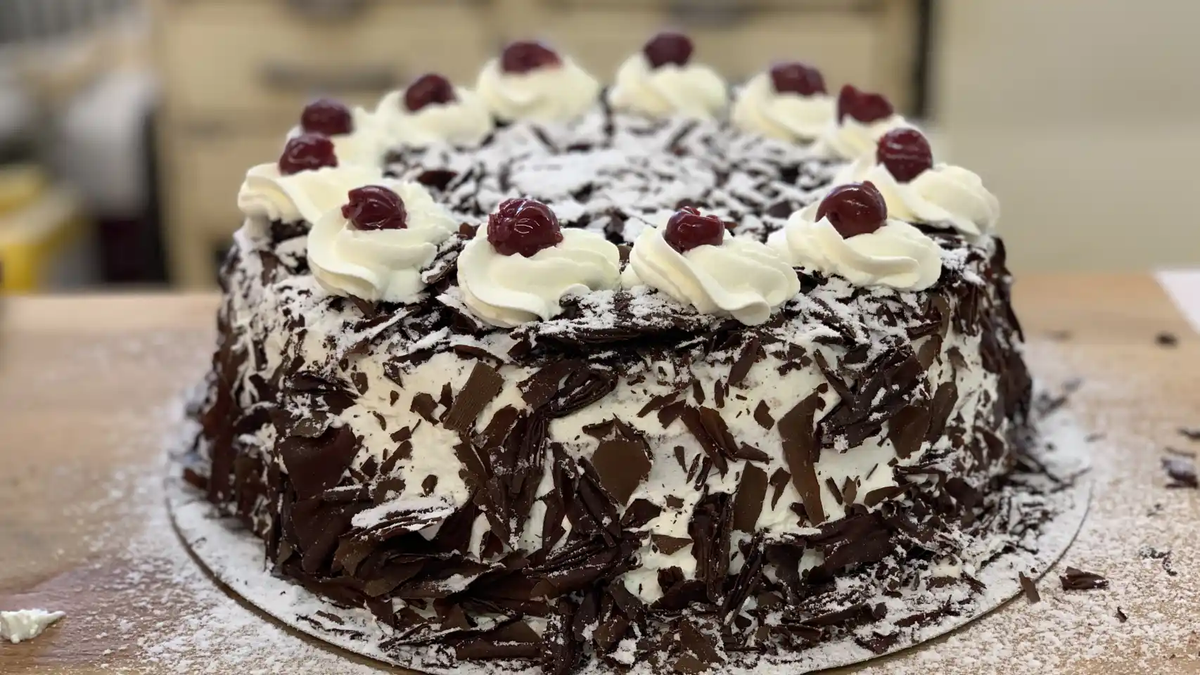 La selva negra es uno de los postres más ricos. La selva negra es uno de los postres más ricos. 