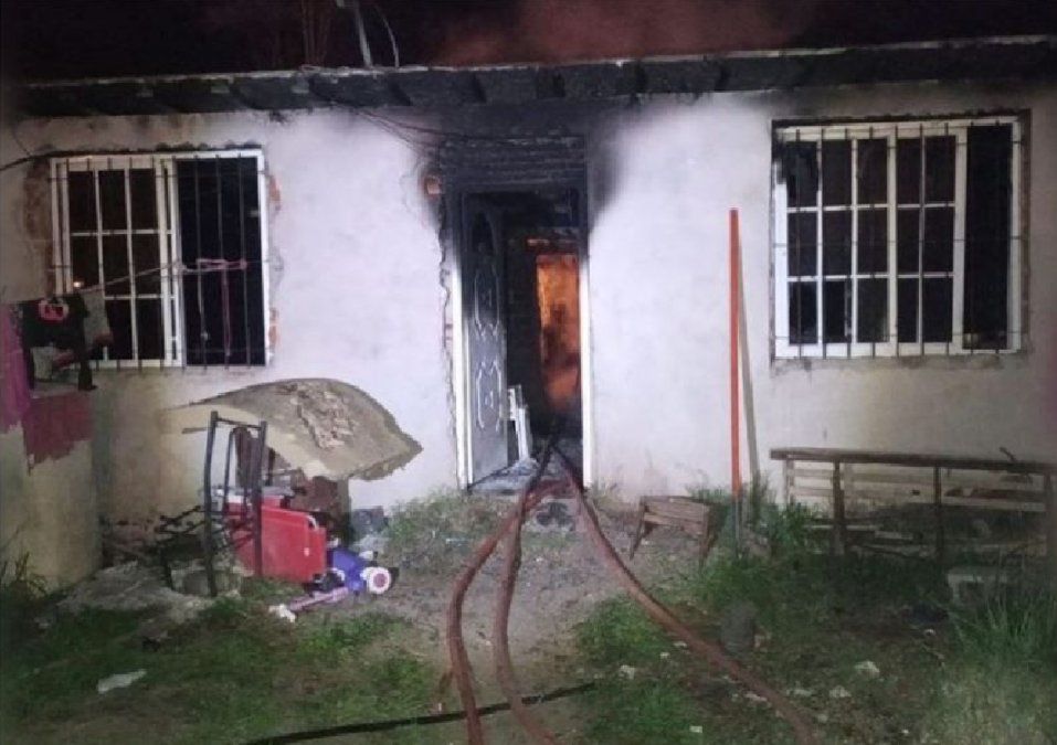 La Plata: dos adolescentes murieron calcinados al incendiarse su casa