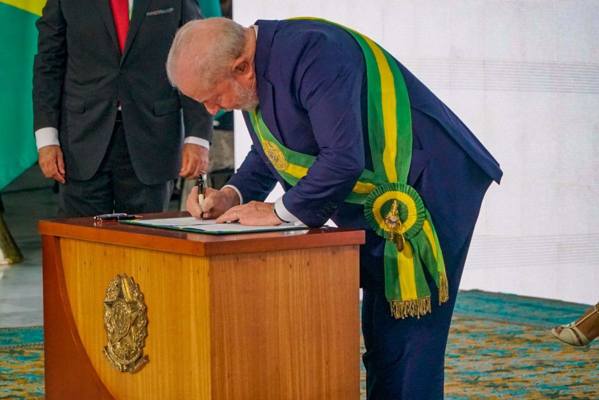 El mandatario juró ante el Parlamento y ya ordenó varias medidas para revocar políticas de Bolsonaro.