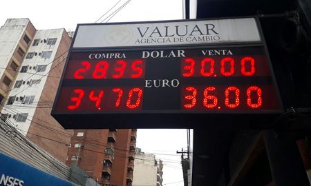 El dólar continúa vendiéndose a $30