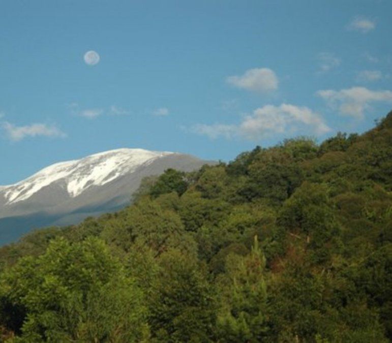 Desesperada búsqueda en Jujuy: una pareja se perdió mientras realizaba senderismo en el Cerro Azul
