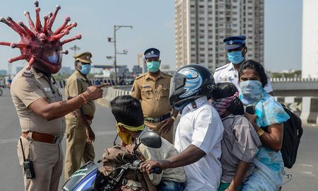 Un policía de la India se vistió de coronavirus para hacer su trabajo de control de la cuarentena. Un policía de la India se vistió de coronavirus para hacer su trabajo de control de la cuarentena.