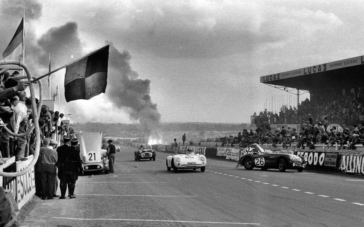 Sobre la derecha de la imagen se aprecia el Austin-Healey N° 26 del británico Lance Macklin, a quien Levegh embistió por detrás y, tras salir volando, cayó sobre los espectadores. Mientras el auto estaba cruzado en plena recta principal, la carrera continuaba, ya que nunca se detuvo.