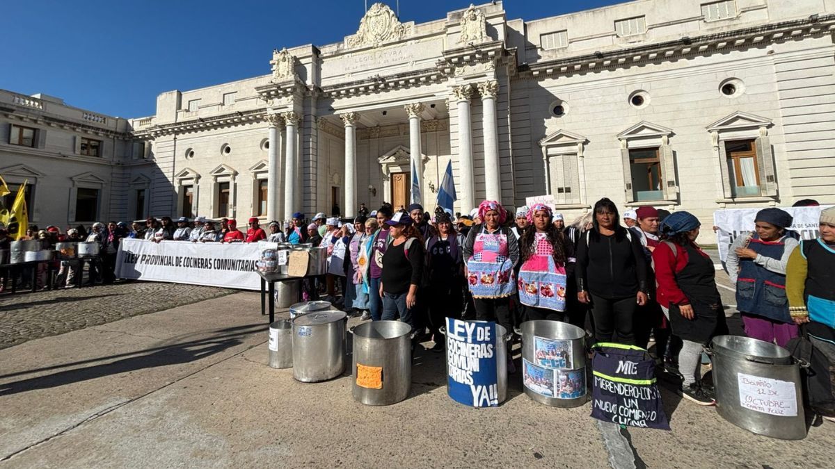 Organizaciones sociales se movilizaron hasta la Legislatura para exigir la ley de cocineras comunitarias en un contexto de aumento de la demanda alimentaria. Organizaciones sociales se movilizaron hasta la Legislatura para exigir la ley de cocineras comunitarias en un contexto de aumento de la demanda alimentaria.