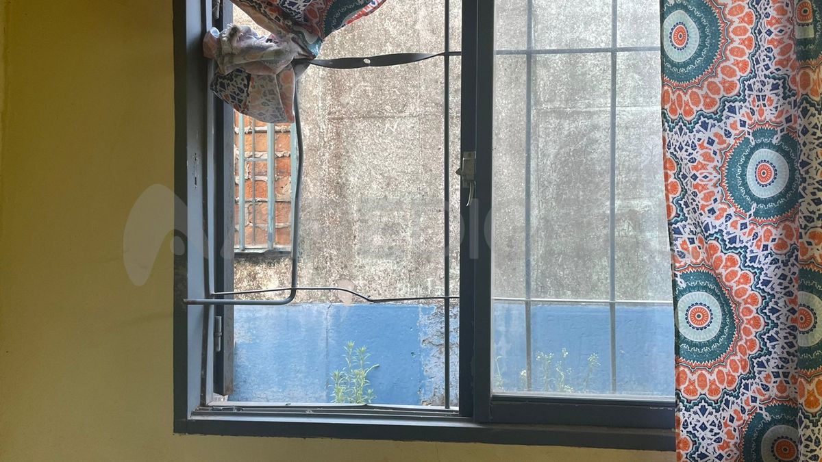Los ladrones ganaron el interior del centro de salud forzando las rejas de una ventana.