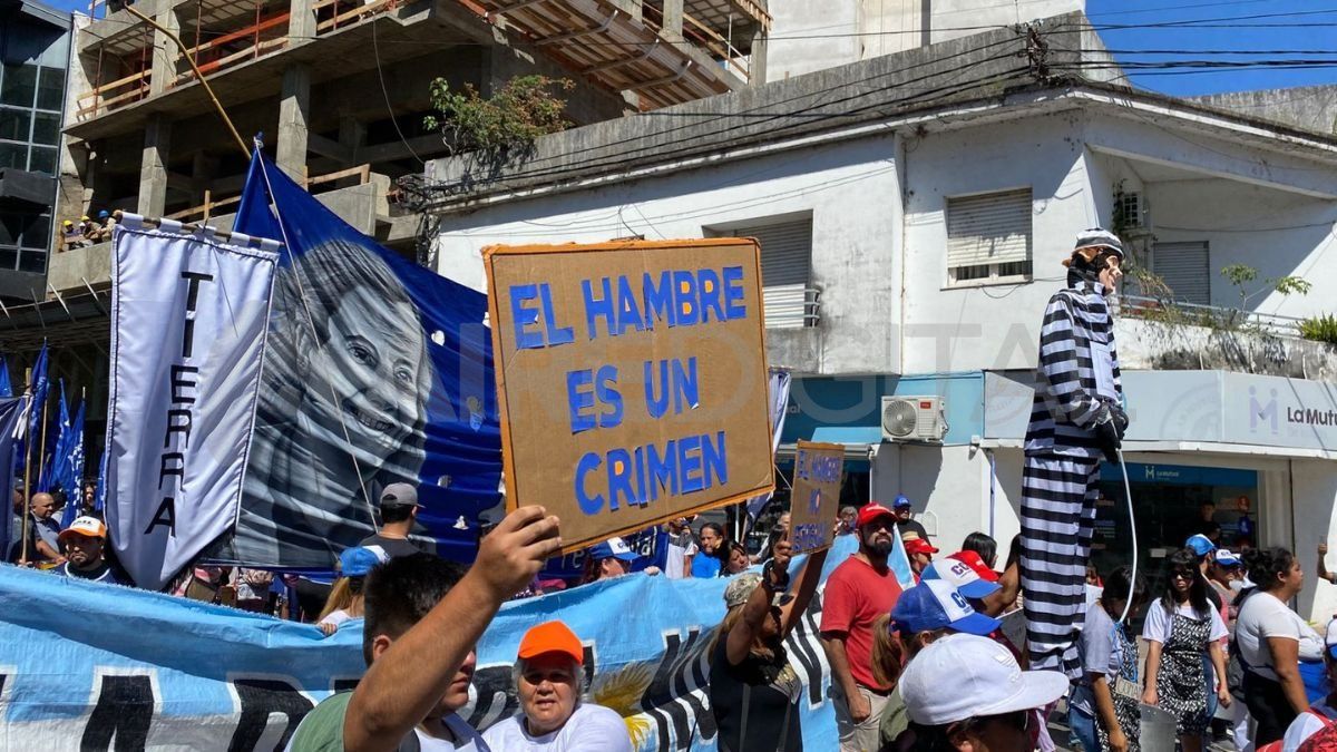 La movilización es un acto de unidad de diversos sectores de la sociedad, que buscan garantizar un futuro con mayores derechos para todos los argentinos. La movilización es un acto de unidad de diversos sectores de la sociedad, que buscan garantizar un futuro con mayores derechos para todos los argentinos.