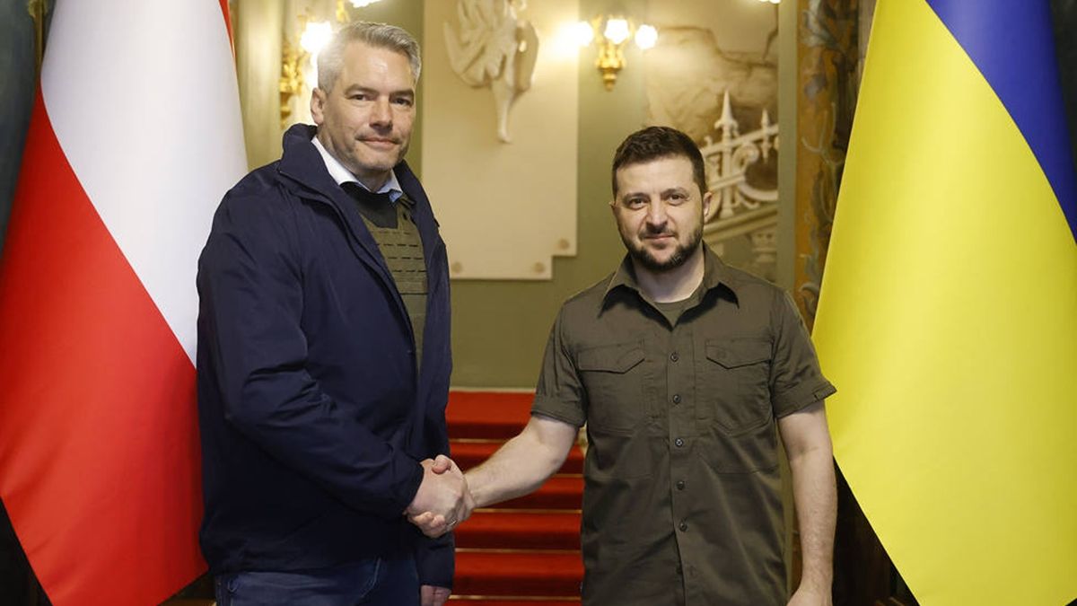 Volodimir Zelenski junto al canciller austríaco Karl Nehammer. 