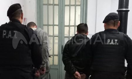 Dos jóvenes de 24 años detenidos el viernes en plena tarde, en la ciudad de Santa Fe Dos jóvenes de 24 años detenidos el viernes en plena tarde, en la ciudad de Santa Fe