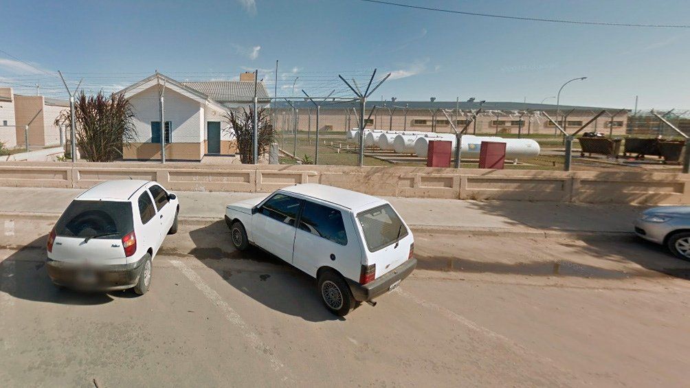 Desde el Servicio Penitenciario cordobés informaron a los medios que los tres se fugaron luego de romper unos barrotes de un ventanal del centro asistencial que está al lado del penal.