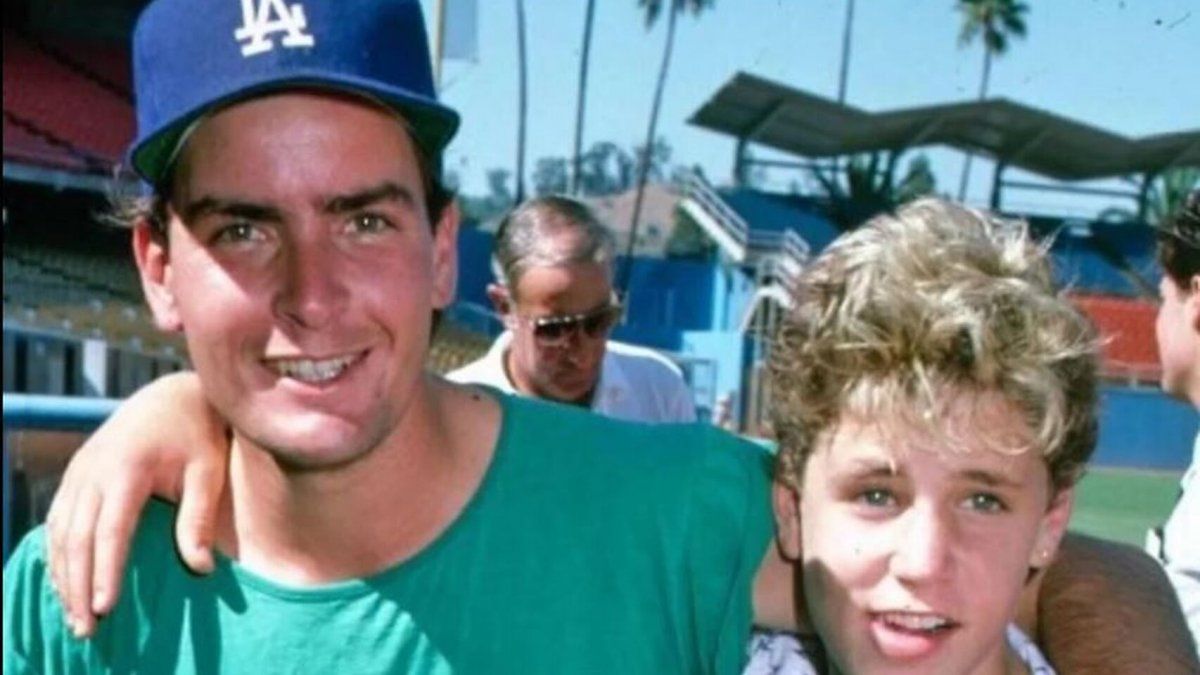 Acusan a Charlie Sheen de haber violado a un actor de 13 años