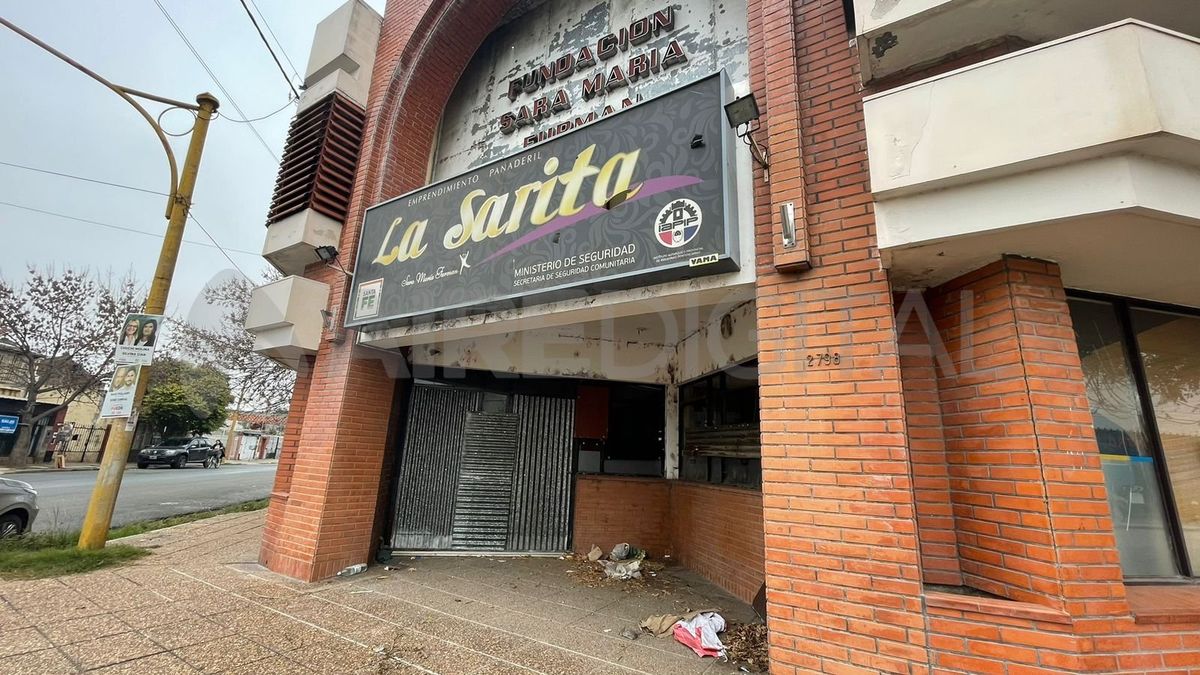 Los vecinos de barrio Roma decidieron tapiar con chapas los ingresos de la abandonada panadería La Sarita
