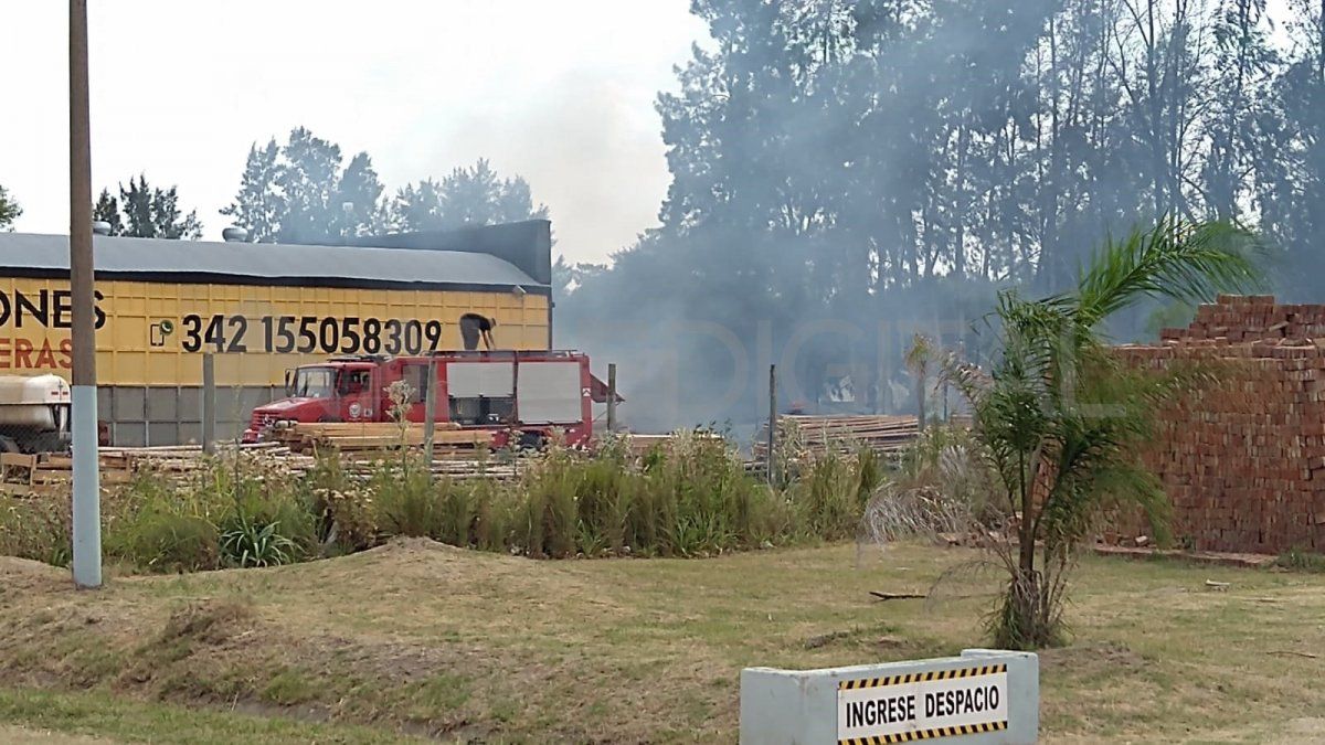 Tres dotación de bomberos trabajaron en el lugar. 