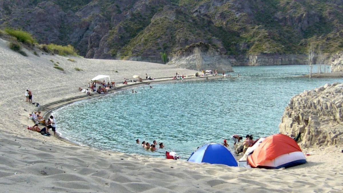 Las formaciones rocosas que rodean el embalse datan de millones de a&ntilde;os y ofrecen un resguardo natural que mantiene la calma de las aguas durante todo el d&iacute;a.