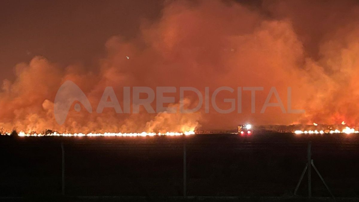 Así se veía el incendio que se produjo el martes pasado en el Aeropuerto de Sauce Viejo. Así se veía el incendio que se produjo el martes pasado en el Aeropuerto de Sauce Viejo.