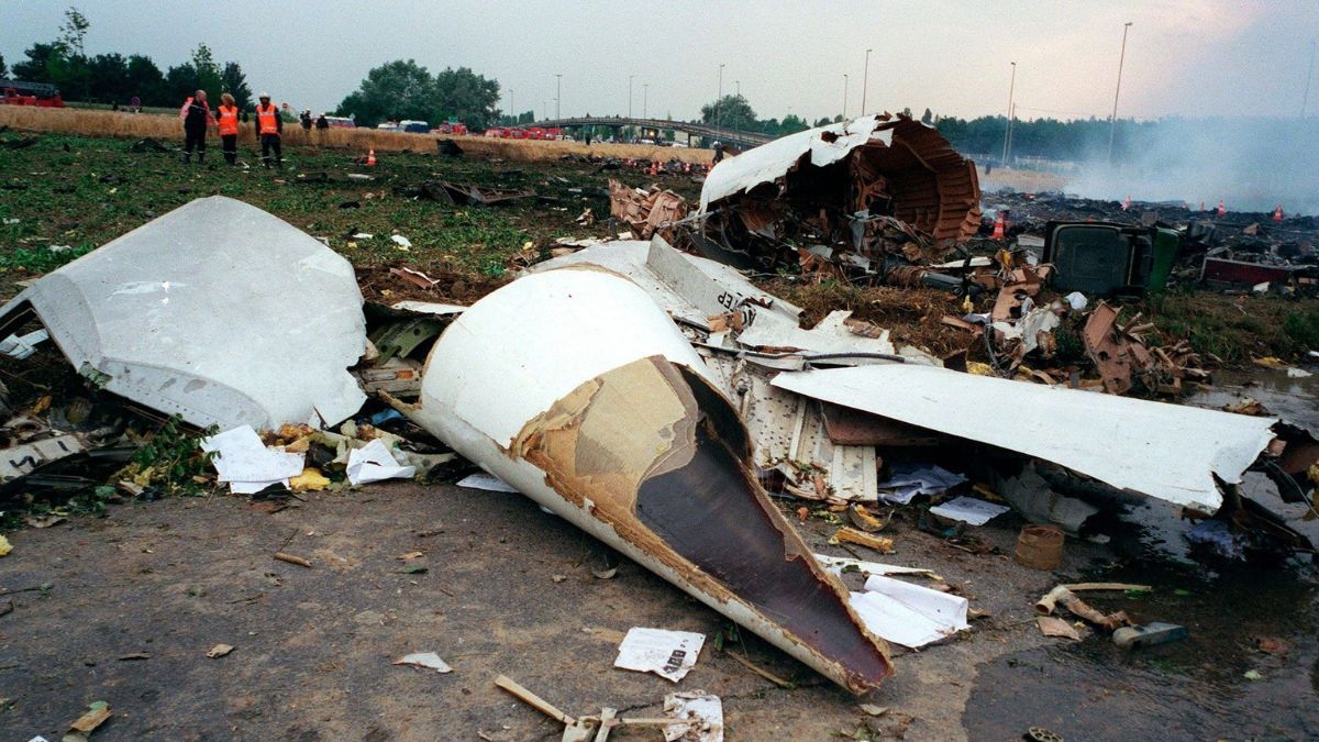 El 25 de julio de 2000, un Concorde cayó en un campo de maíz de Gonesse, a cinco kilómetros de la pista de París desde donde había despegado, y explotó al impactar contra el suelo. El trágico vuelo había durado solo 118 segundos y, la malograda aeronave, apenas había podido ascender hasta los 200 pies (unos 60 metros). El 25 de julio de 2000, un Concorde cayó en un campo de maíz de Gonesse, a cinco kilómetros de la pista de París desde donde había despegado, y explotó al impactar contra el suelo. El trágico vuelo había durado solo 118 segundos y, la malograda aeronave, apenas había podido ascender hasta los 200 pies (unos 60 metros).