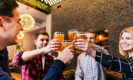 Video viral: tomaron cervezas durante 11 horas y les llegó una cuenta interminable. Video viral: tomaron cervezas durante 11 horas y les llegó una cuenta interminable.