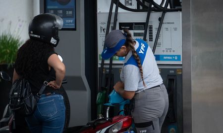 El 15 de mayo vence el congelamiento de precios de combustibles de YPF. El 15 de mayo vence el congelamiento de precios de combustibles de YPF.