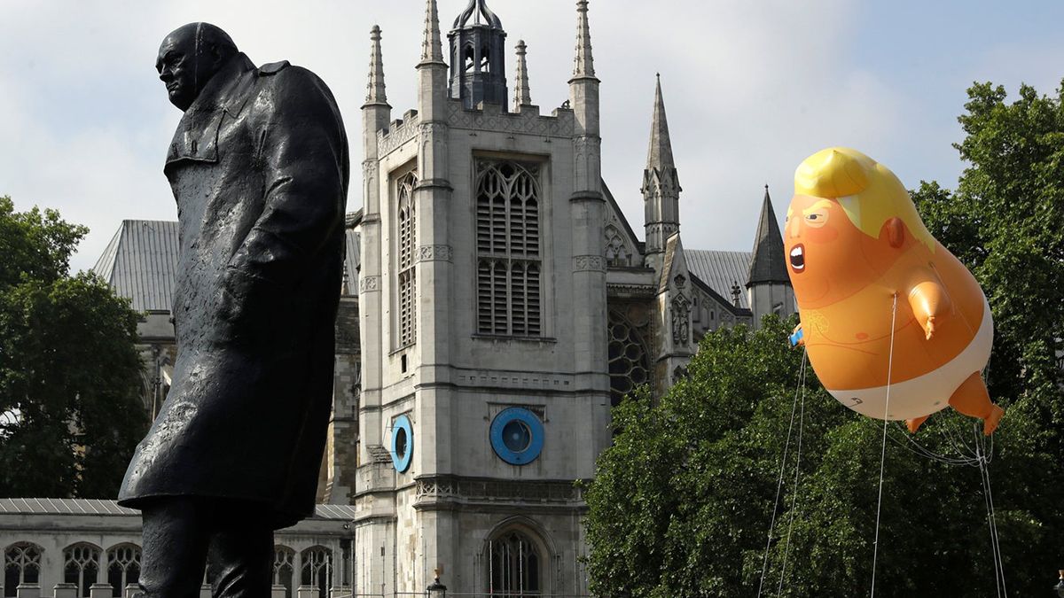 La figura inflable de seis metros de altura detrás de la estatua del primer ministro británico Churchill.