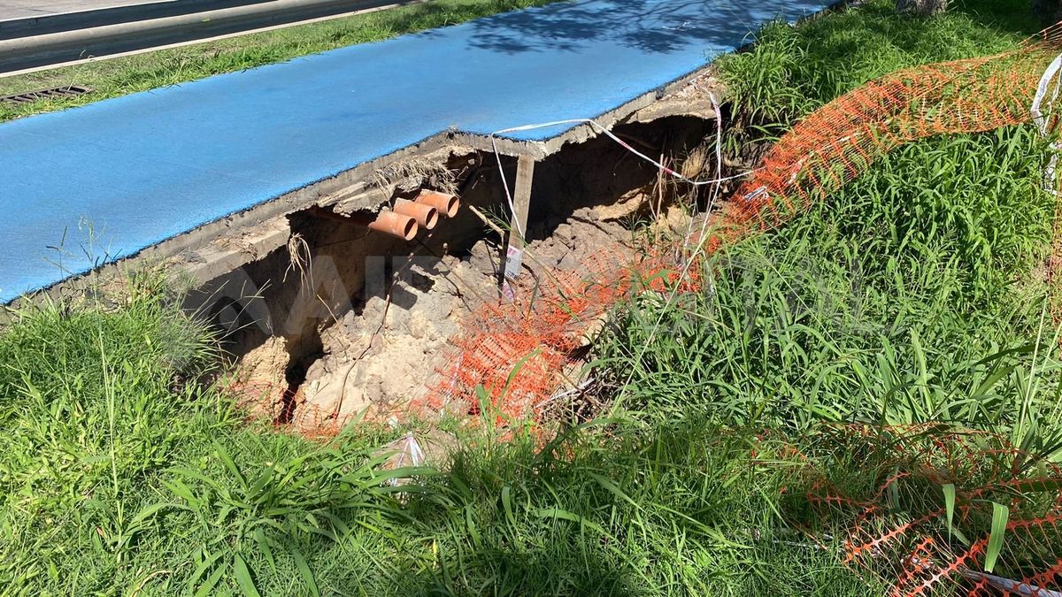 El socavón fue señalizado por personal municipal.