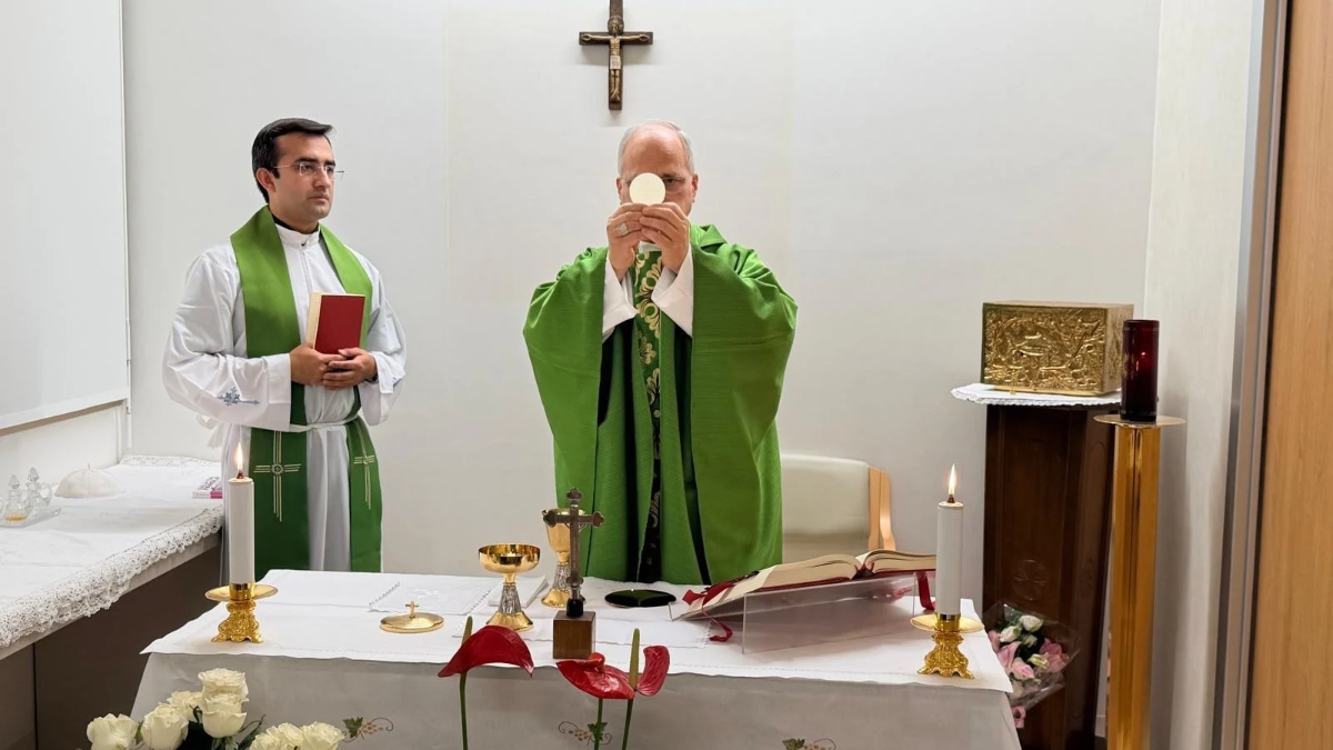 El papa León XIV celebró la misa en el décimo piso del Policlínico Gemelli junto a médicos y gendarmes vaticanos.