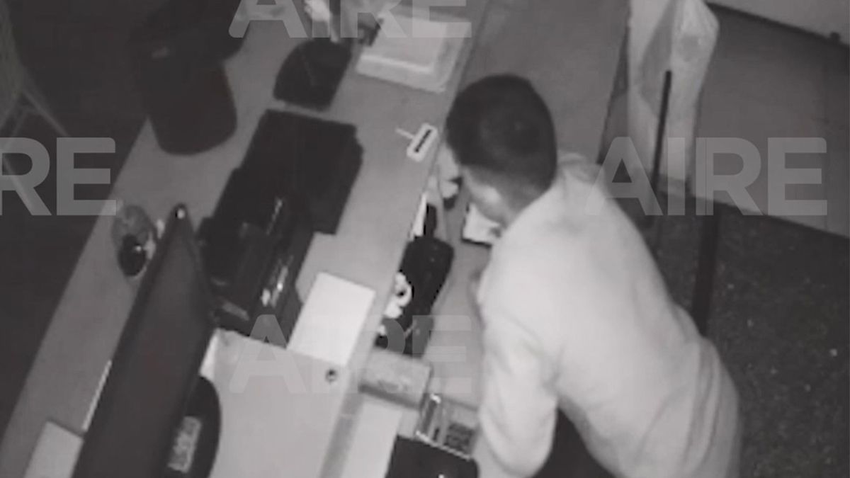 Con las manos en la masa. El video muestra cómo hizo el delincuente para llevarse su botín.&nbsp;