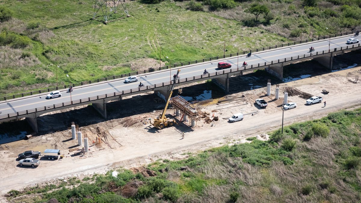 Con el avance del segundo semestre de 2025 comenzaron a ejecutarse también las columnas y los cabezales del puente. Con el avance del segundo semestre de 2025 comenzaron a ejecutarse también las columnas y los cabezales del puente.