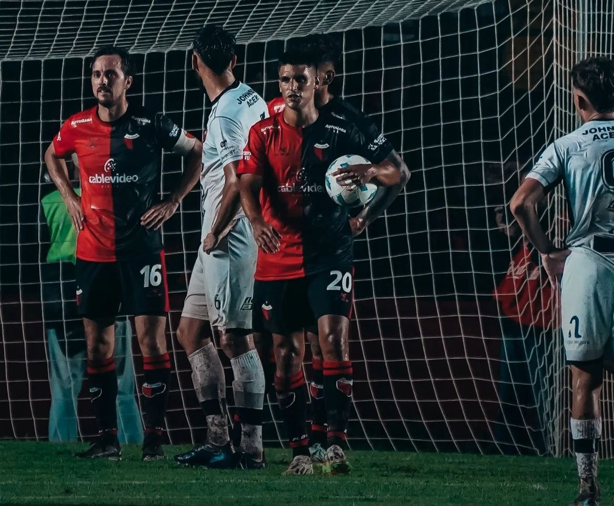 Christian Bernardi y Nicolás Leguizamón se recuperan y volverán a formar parte del plantel de Colón vs. Gimnasia y Tiro. Christian Bernardi y Nicolás Leguizamón se recuperan y volverán a formar parte del plantel de Colón vs. Gimnasia y Tiro. 