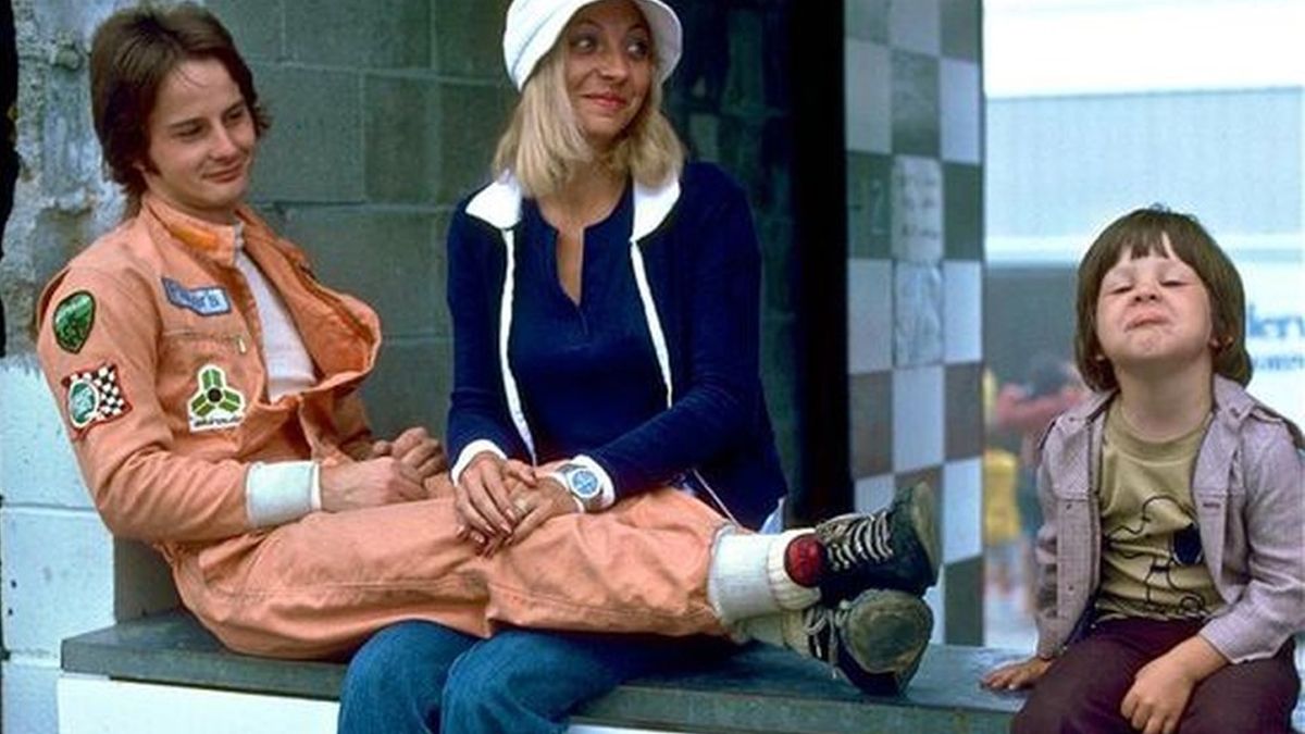 Jacques Villeneuve, nacido el 9 de abril de 1971 en Quebec, Canadá, junto a su padre, Gilles, y su madre, Joanne. El inolvidable Gilles fue subcampeón de la Fórmula 1 en 1979, con la Ferrari T4, y falleció trágicamente el 8 de mayo de 1982 durante la clasificación para el GP de Bélgica, en Zolder, mientras que su hijo logró el título en 1997.