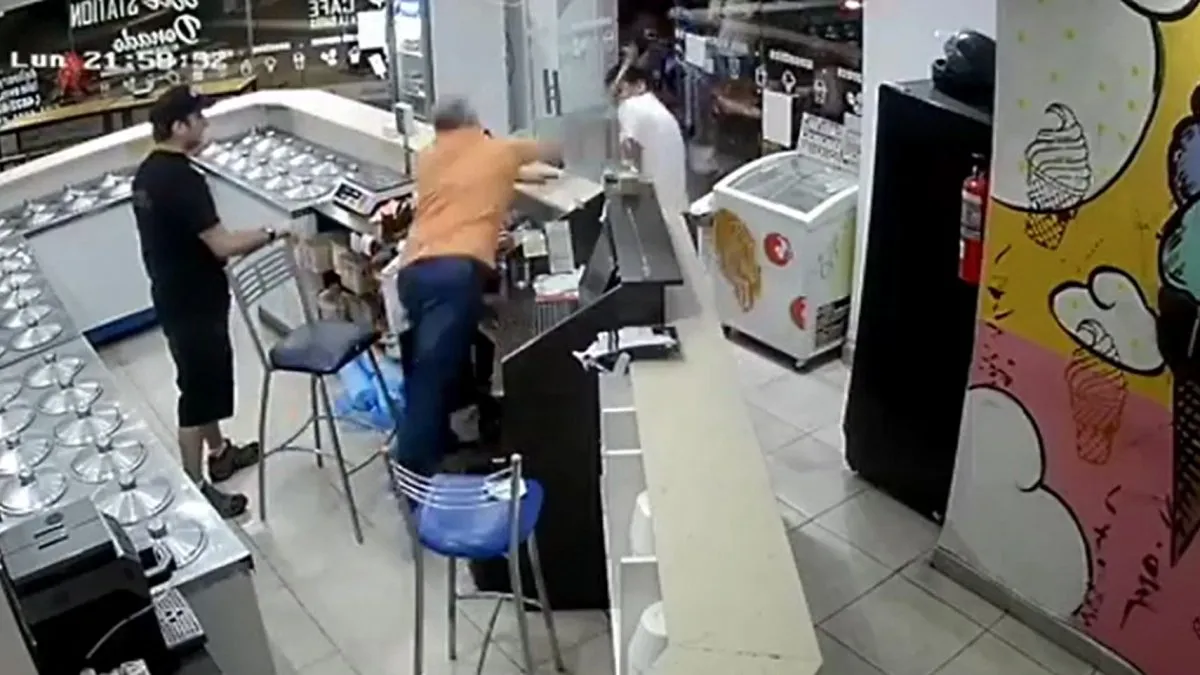 Brutal pelea con palos y sillas en una heladería de Palermo: Todos los días pasa esto