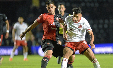 No tenía lugar en el Colón de Gorosito, se fue a otro club y ahora está por salir campeón de la Copa de la Liga. No tenía lugar en el Colón de Gorosito, se fue a otro club y ahora está por salir campeón de la Copa de la Liga.
