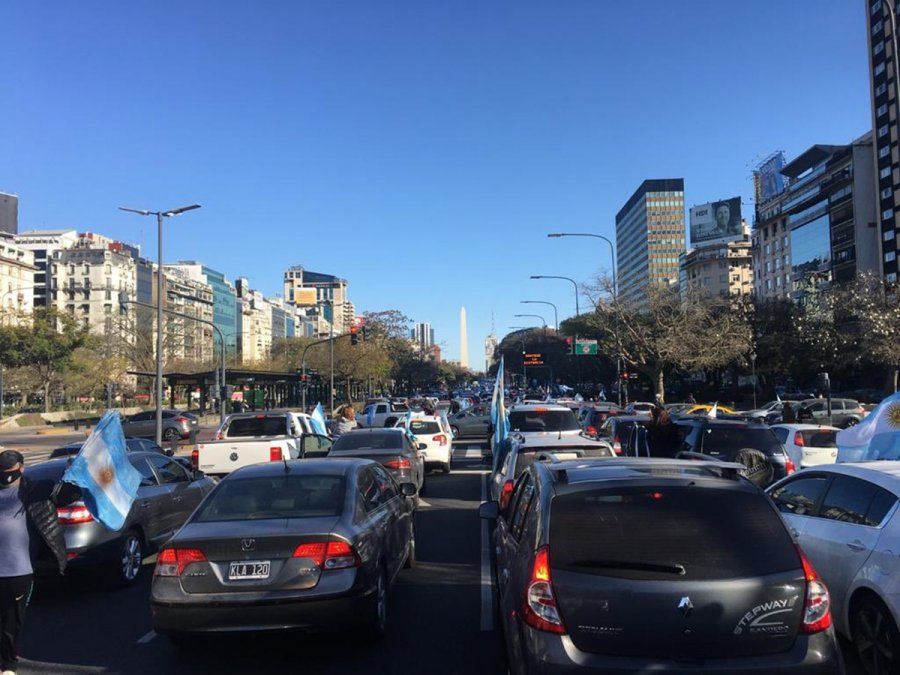 Miles de personas marchan en el Obelisco en contra de la reforma judicial en defensa de la libertad.&nbsp;