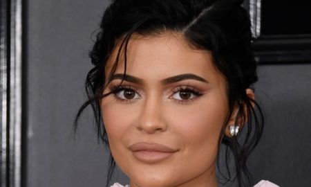 kylie jenner beso a su mejor amiga para recrear el momento de madonna y britney spears en 2003 kylie jenner beso a su mejor amiga para recrear el momento de madonna y britney spears en 2003