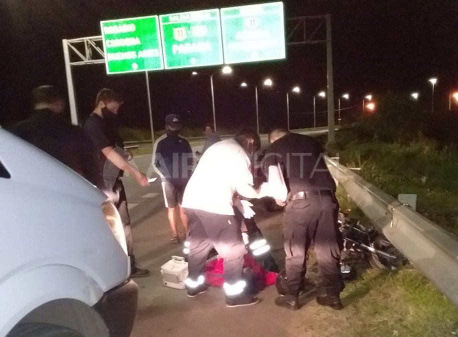 El hombre que conducía la moto estaba tendido muerto boca arriba en la calle y tenía un disparo en la cabeza